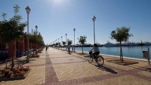 Seaside Apartment In Flisvos Marina Атина Екстериор снимка